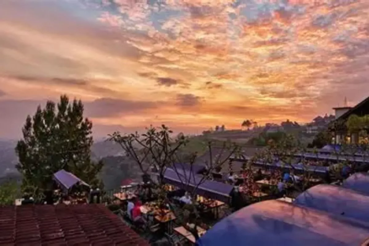 11 Tempat Makan di Bandung dengan Pemandangan Indah, Wajib Dikunjungi!
