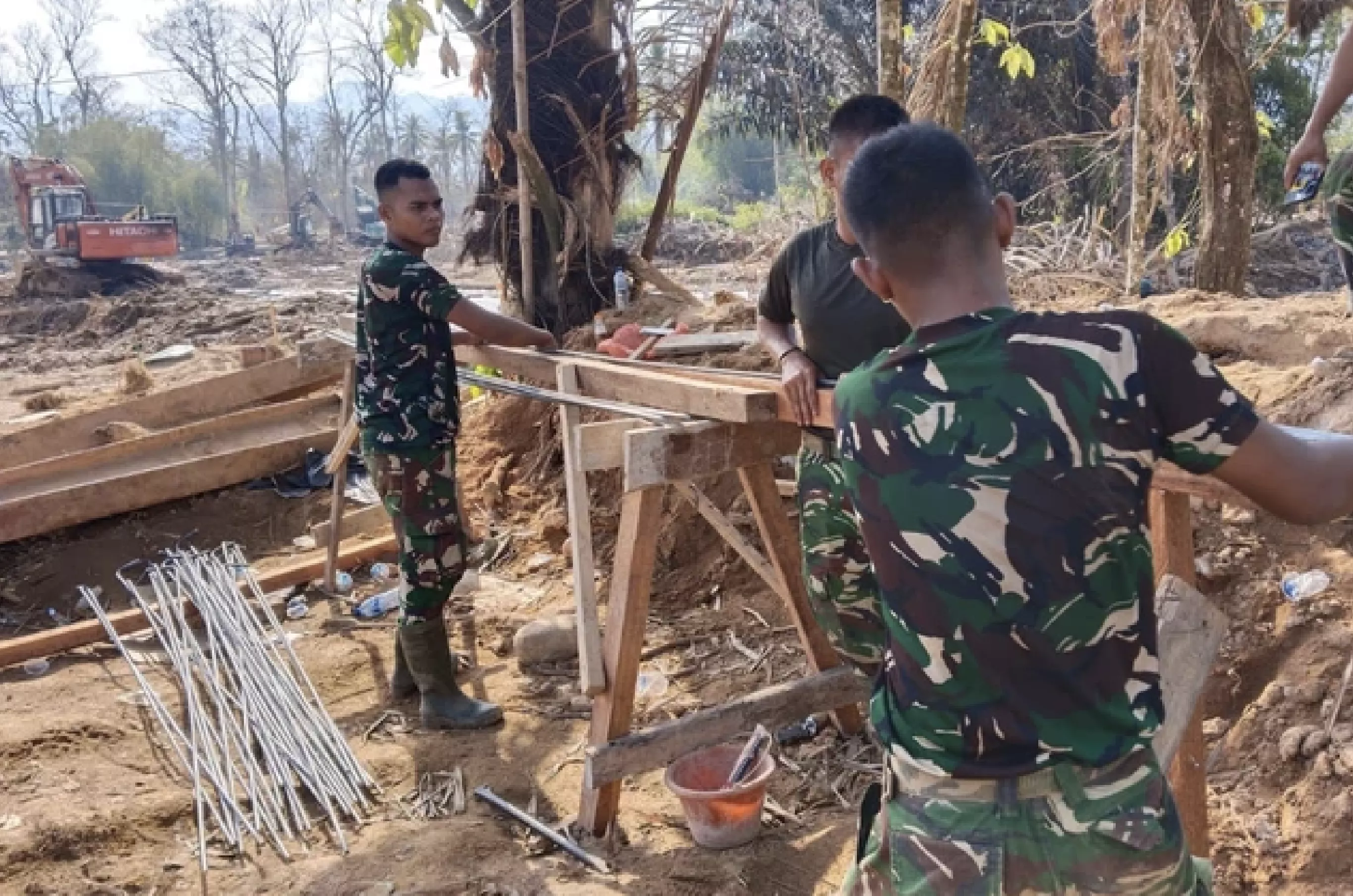 Tanpa Kenal Lelah, TNI Bangun Puluhan Jembatan untuk Pulihkan Akses di Sumut