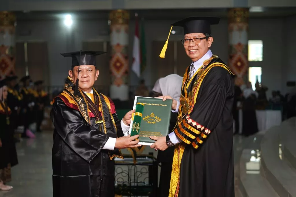 Asisten I Pemprov Lampung Sabet Penghargaan Disertasi Terbaik Wisuda UIN Raden Intan