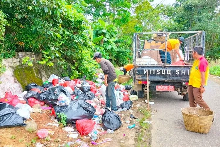 Pemkot Singkawang Tertibkan Sampah di Jalan Kalimantan dan Tegaskan Lokasi Bukan TPS