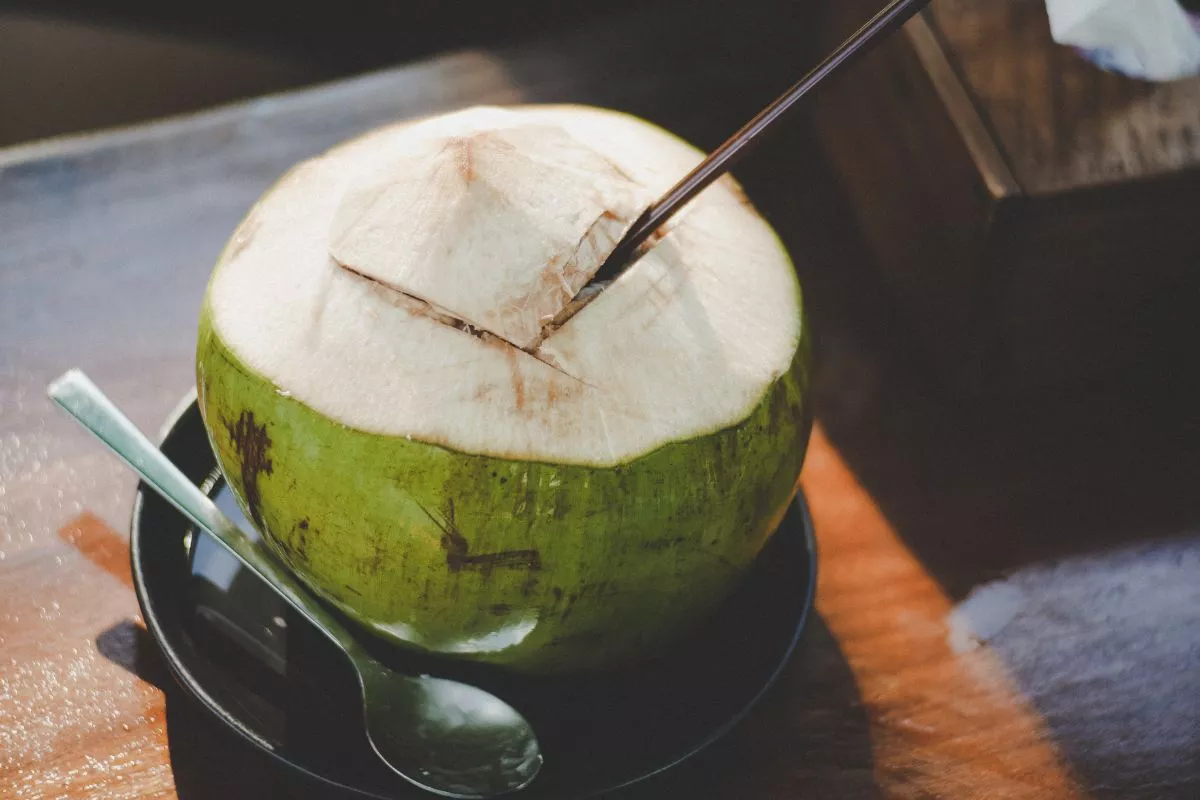 Adakah Efek Minum Air Kelapa saat Haid? Simak Penjelasan Berikut!