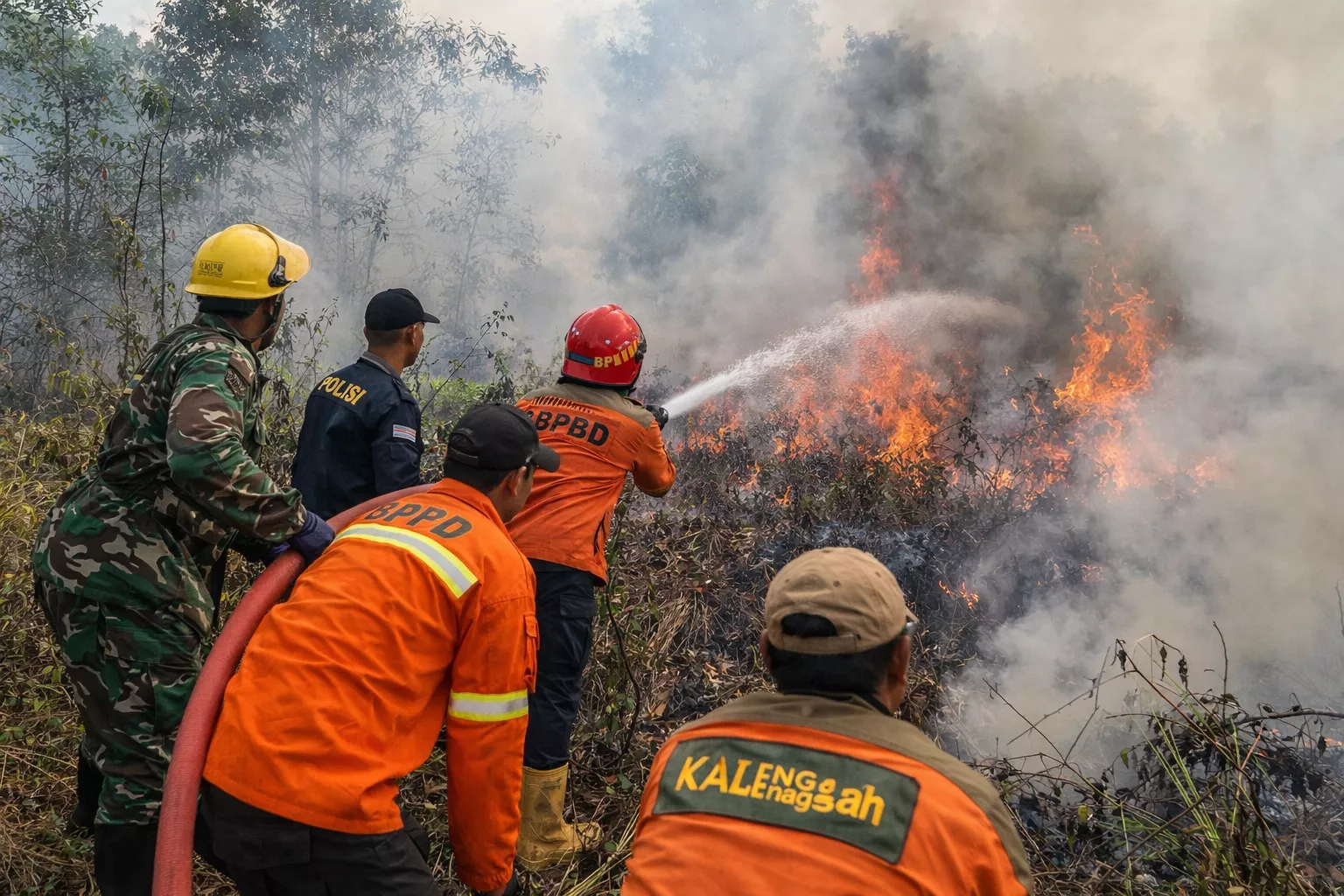 Kalbar Siaga Karhutla: Tim Gabungan Berjibaku Padamkan Api di Sejumlah Titik Panas