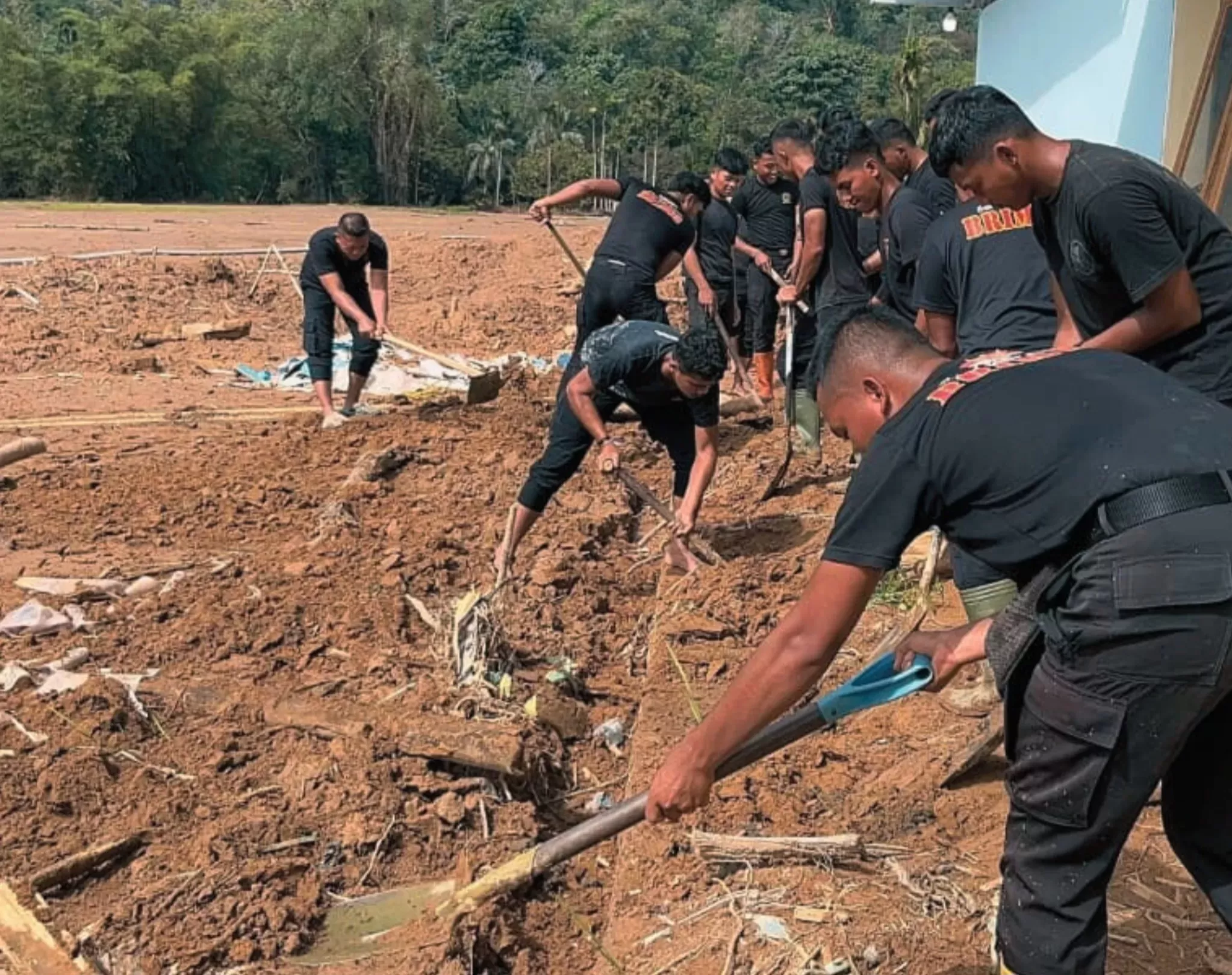 Aksi Kemanusiaan Brimob Sumut untuk Warga Terdampak Bencana Tapanuli Tengah