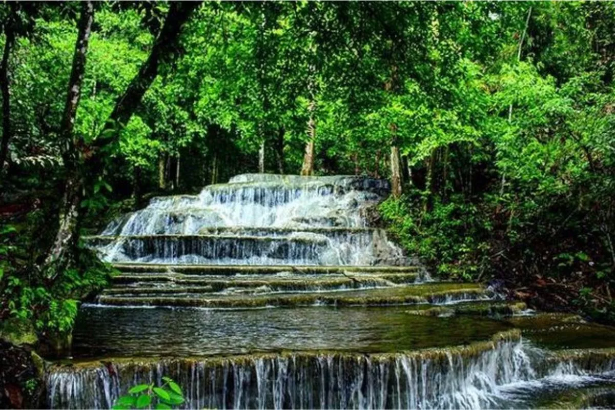 Menjelajahi Air Terjun Pedalaman Kalimantan Utara: Pa'Remayo, Semolon, dan Binusan