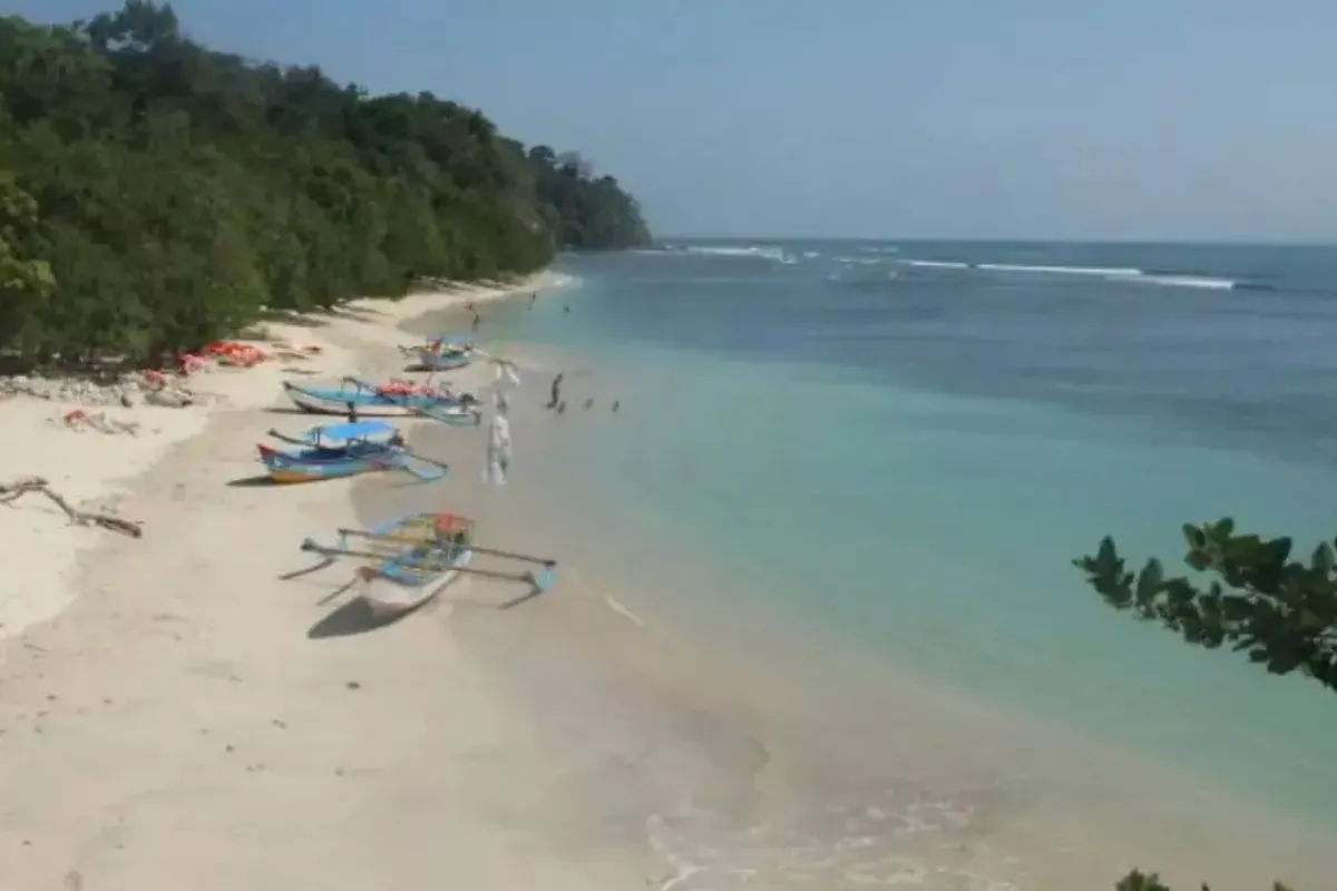 7 Pantai di Jawa Barat yang Tetap Sepi untuk Menenangkan Diri