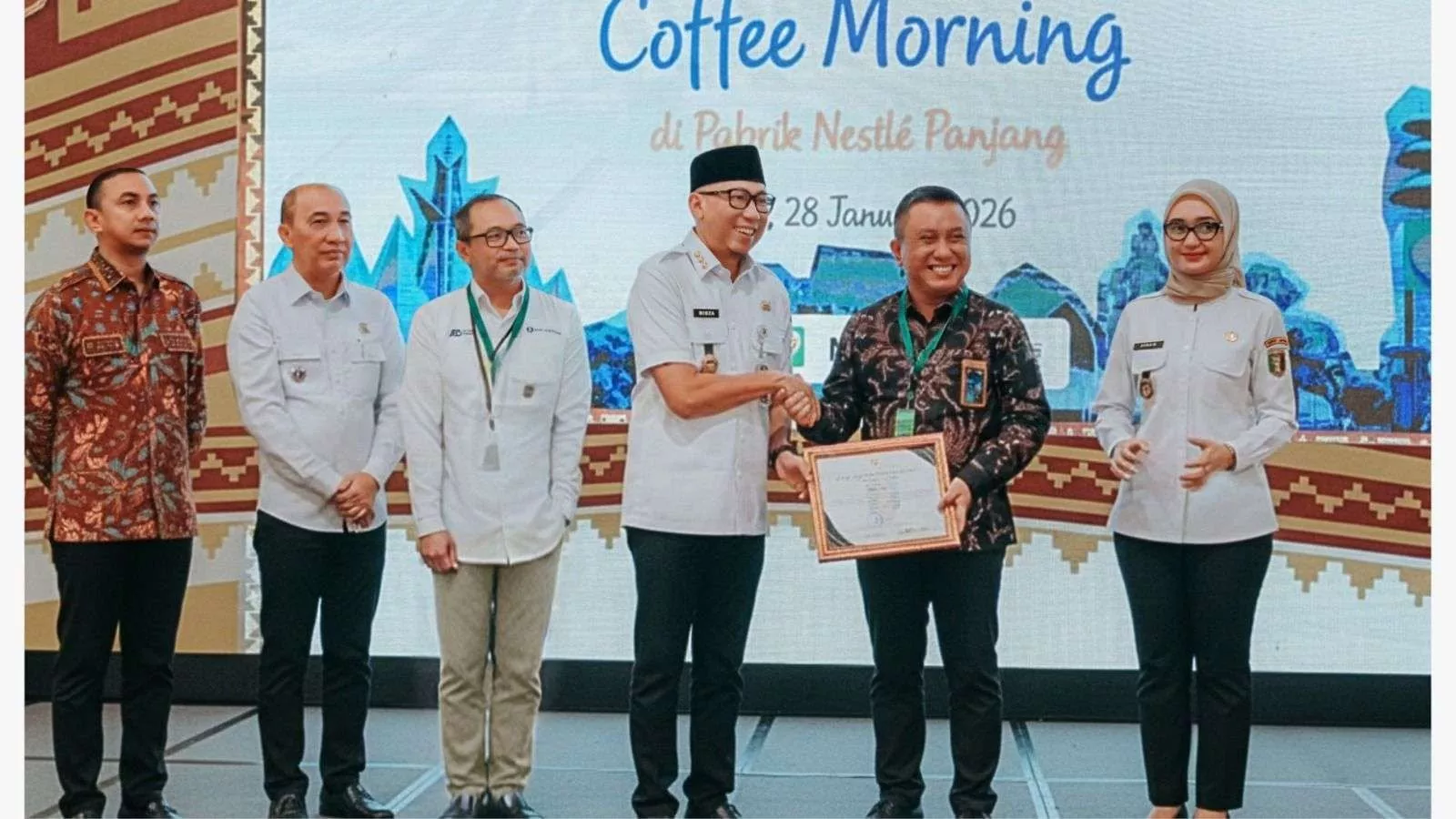 Dorong Kesetaraan Pendidikan di Kepulauan, PLN UID Lampung Sabet Penghargaan CSR dari Gubernur