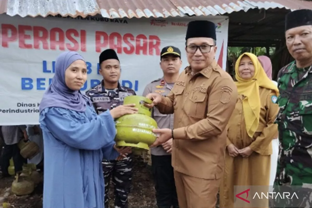 Bupati Sujiwo Subsidi Pribadi Elpiji 3 Kg Jadi Rp10 Ribu di Sungai Kakap