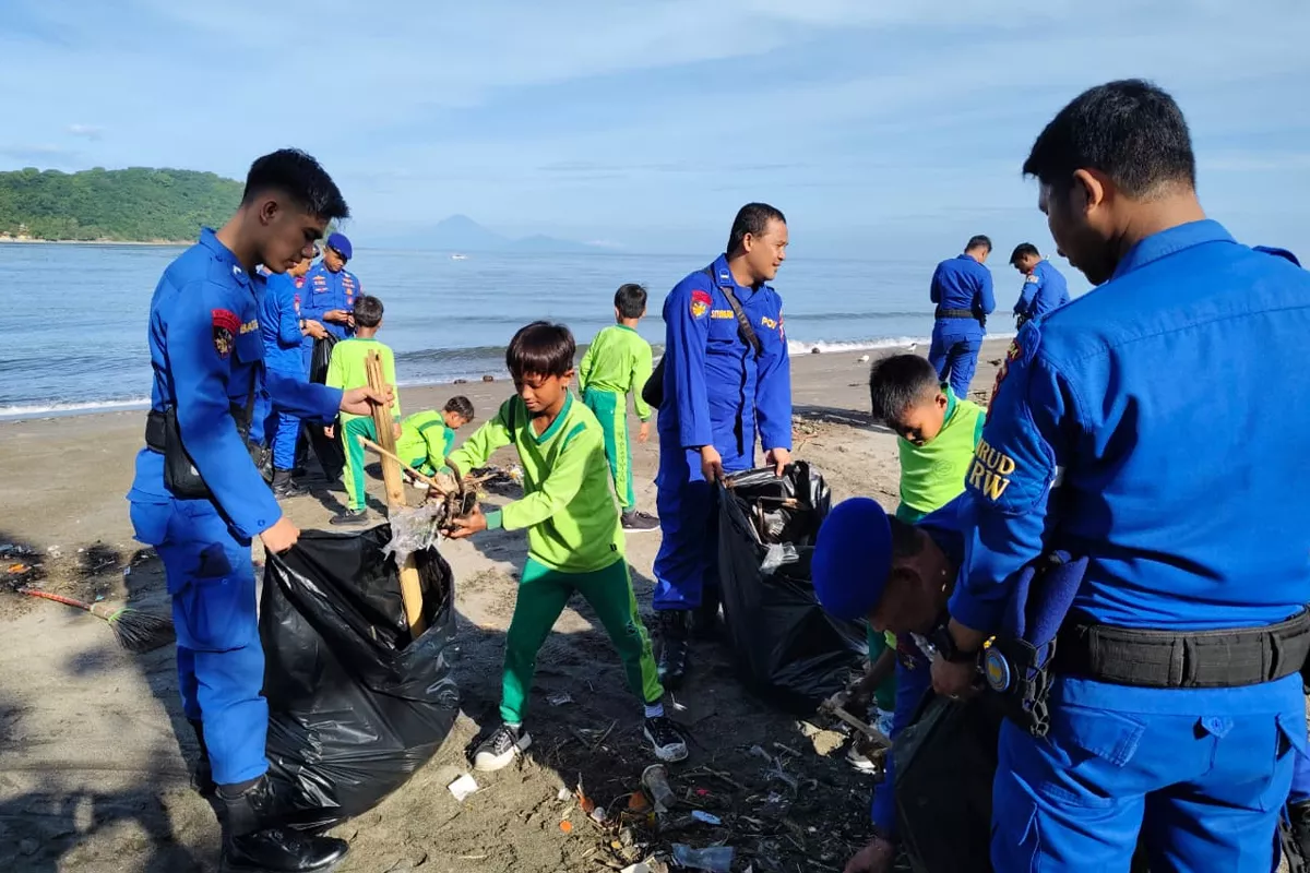 Arahan Presiden Prabowo, Ditpolairud Polda NTB Libatkan Pelajar Bersihkan Pesisir Lombok Barat