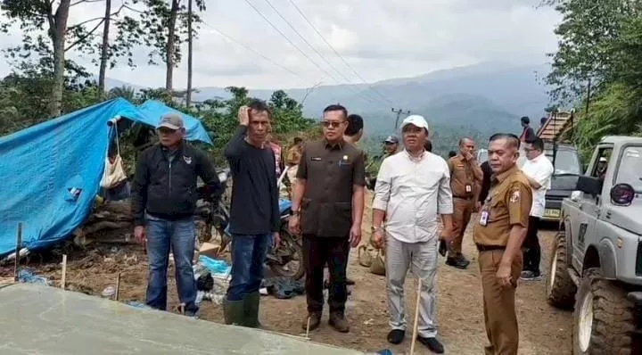 Ketua DPRD Lampung Utara Tinjau Jalan Longsor di Tanjung Beringin