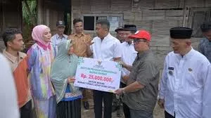 Vasko Ruseimy Gandeng BAZNAS Bedah Rumah Buruh Tani di Agam