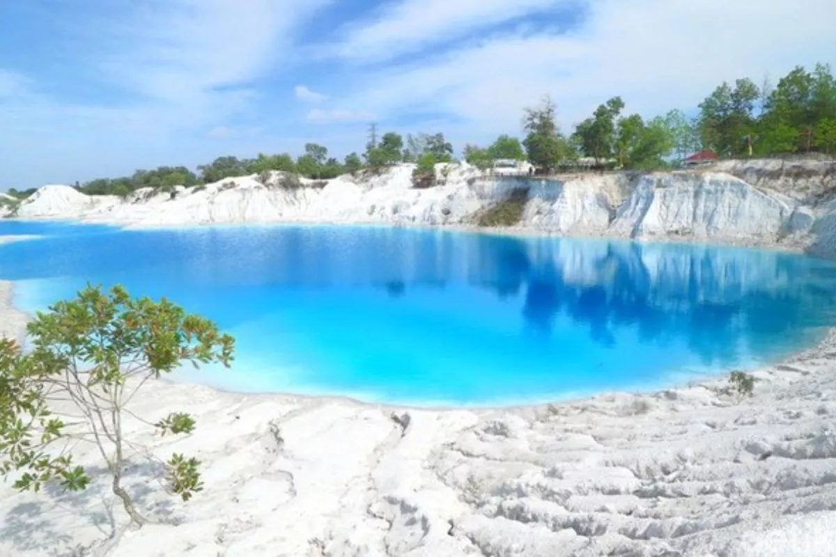 Danau Kaolin, Danau Biru Bekas Tambang yang Jadi Ikon Wisata Baru Belitung