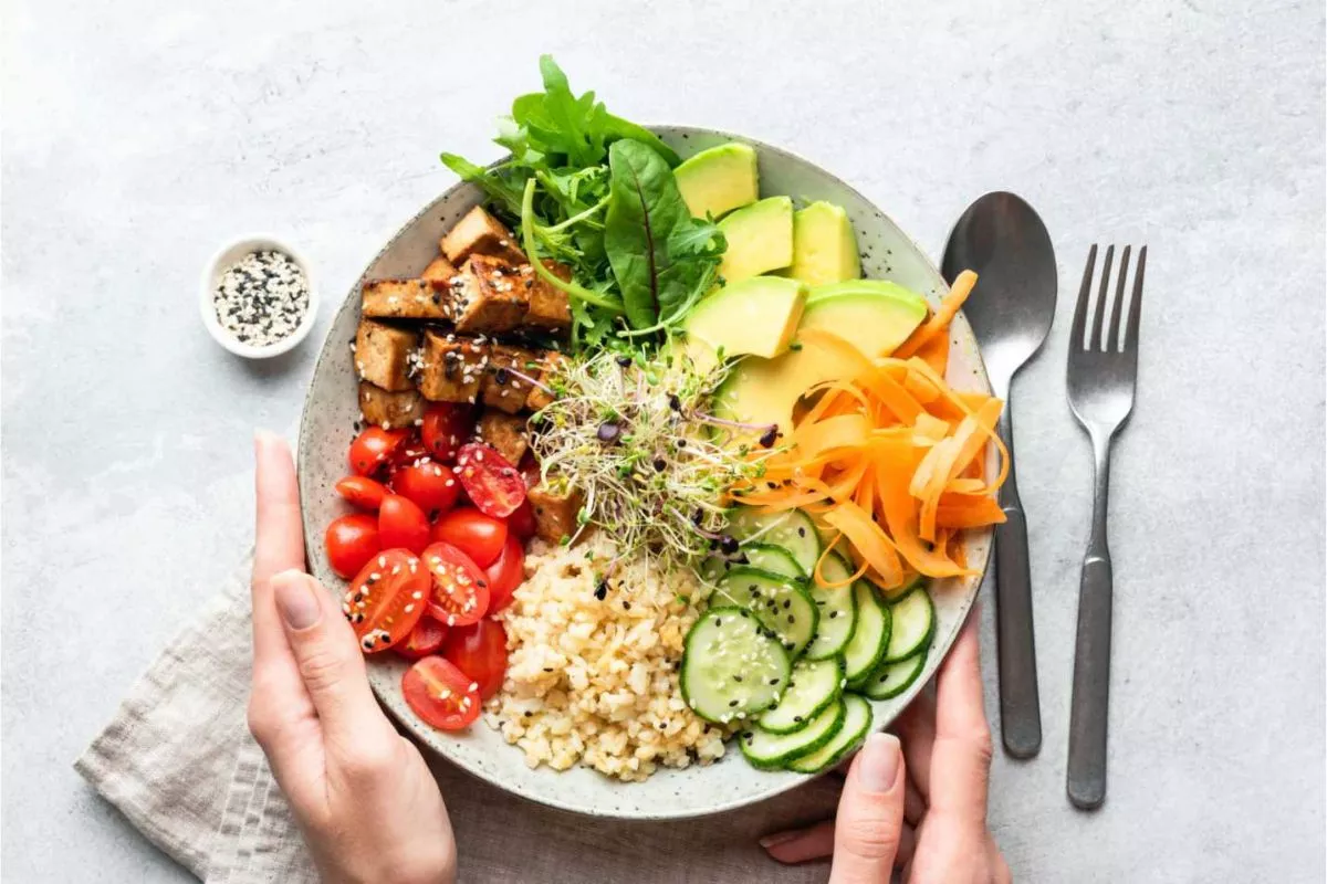 Pola Makan Seimbang: 7 Tips Cegah Diabetes dan Hipertensi