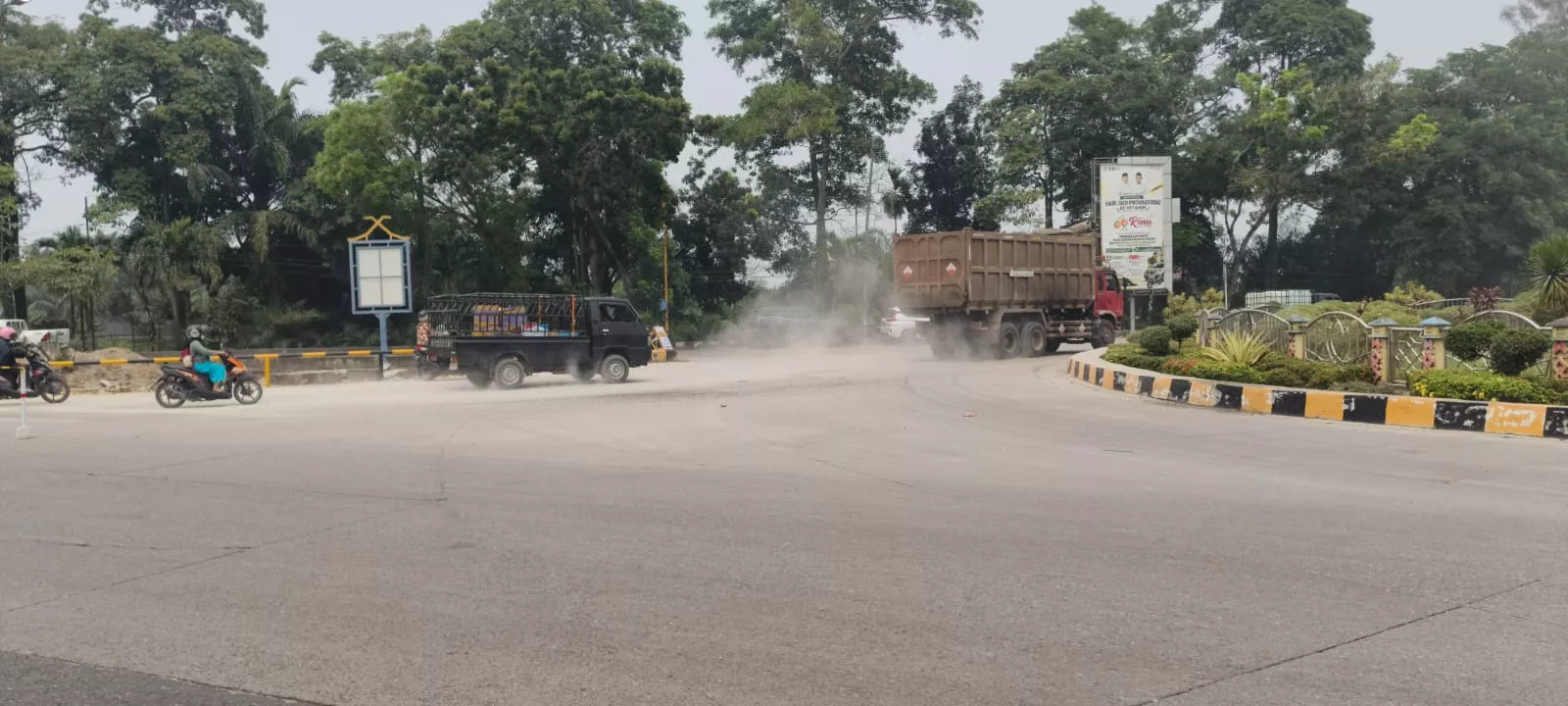 Debu dan Kabut Asap Kepung Simpang Bundaran Soekarno-Hatta Dumai, Pengendara Roda Dua Terancam
