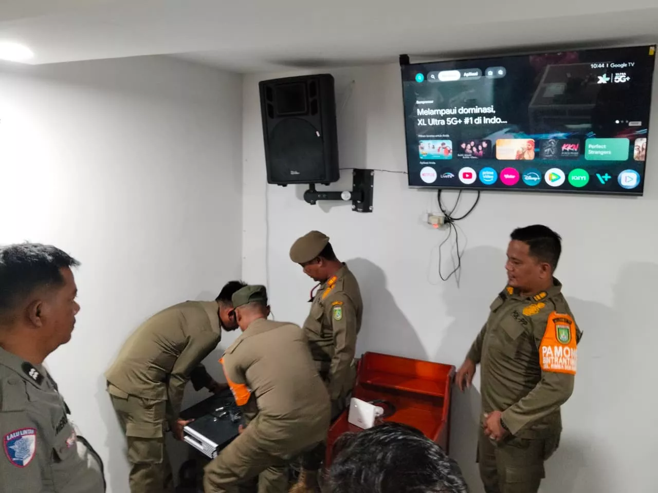Karaoke Queen Dumai Ditertibkan, Peralatan Musik Disita Usai Warga Mengadu