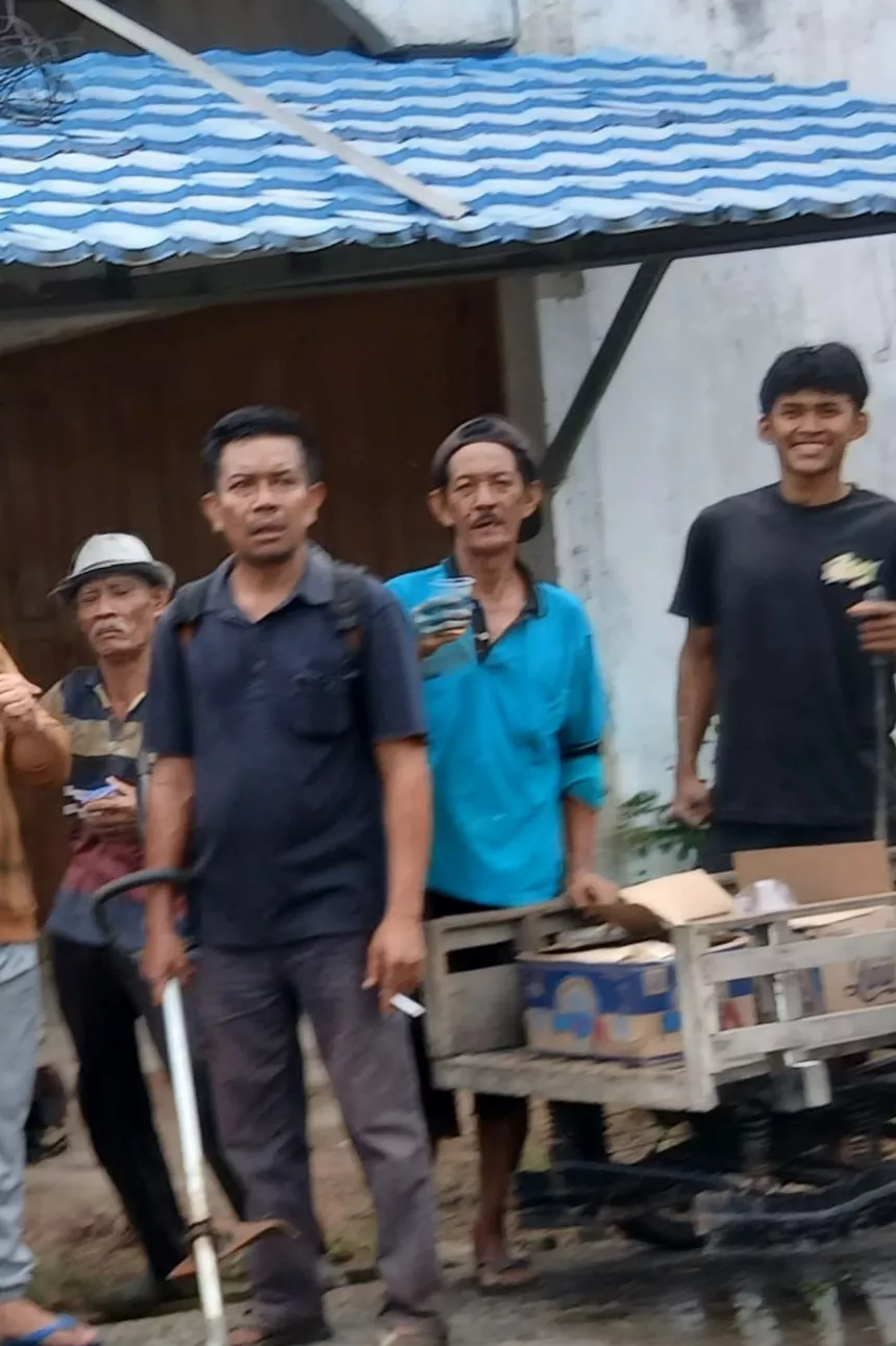 Warga RT 07 Purnama Gaspol! Minggu Pagi Kompak Bersihkan Jalan Samudra
