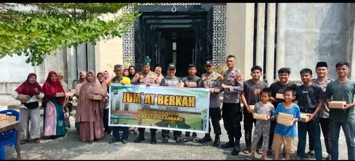 Semangat Berbagi, Polsek Binawidya Hadirkan Kebahagiaan Lewat Jumat Berkah