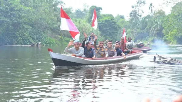 Jelang HUT RI ke-81, Polda Riau Bawa Semangat Merah Putih hingga ke Pedalaman Inhu