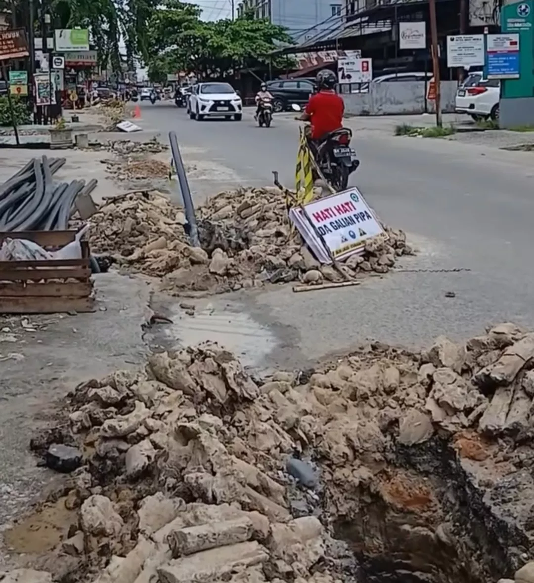Toko Pemuda Payung Sekaki Soroti Galian Pipa di Jalan Kayu Manis