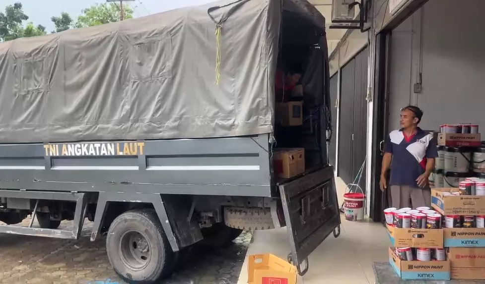Manajemen Bungkam, Truk Berlogo Institusi Militer Terlihat Antar Barang Dagangan di Km 8