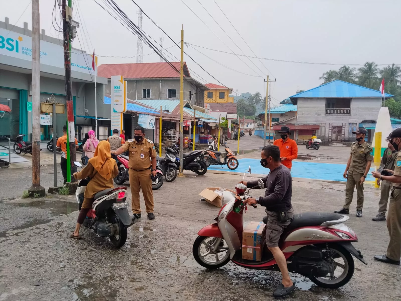 Camat Jemaja dan BPBD Anambas Bagikan Masker Gratis, Antisipasi Dampak Kabut Asap Kiriman