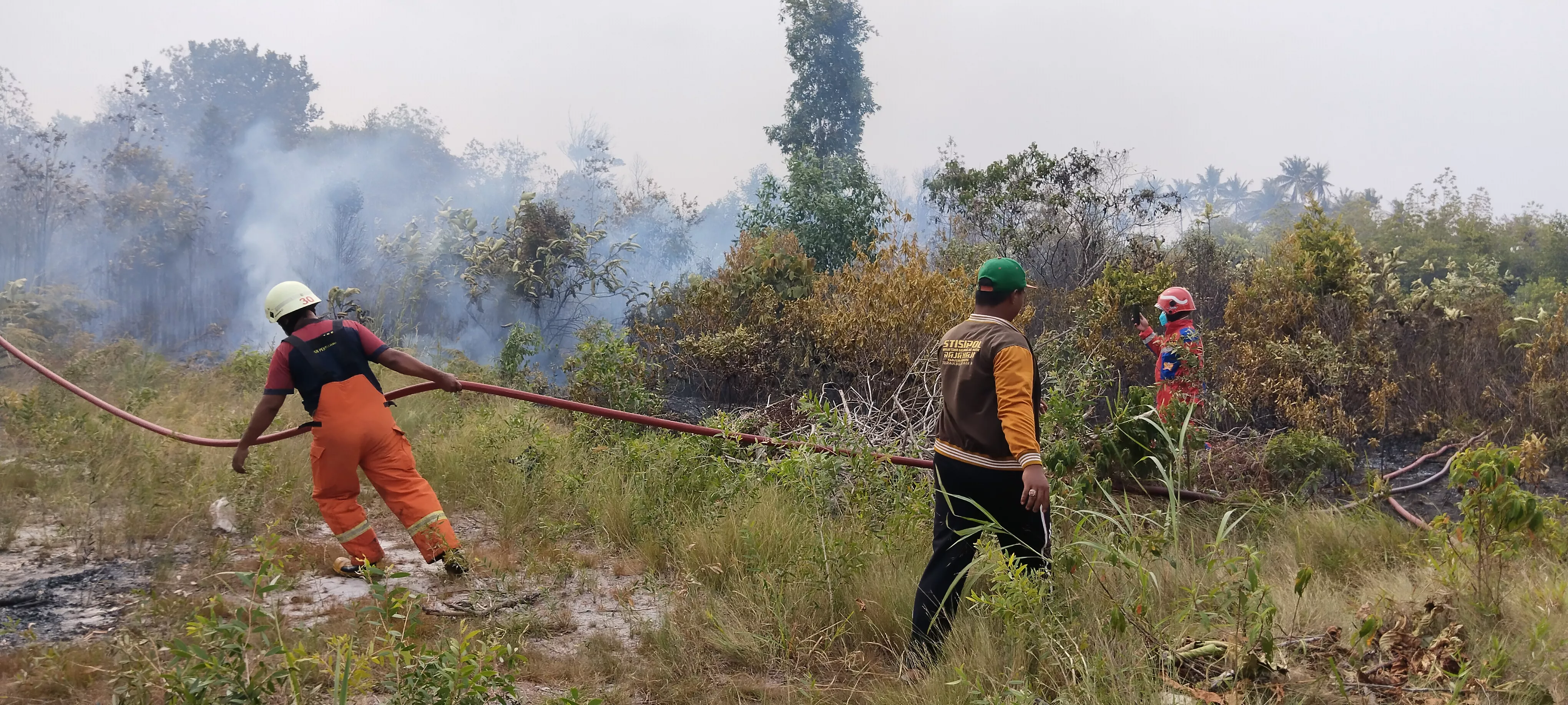 Kebakaran di Pinggir Pantai RT 003 RW 005 Nyaris Rambat ke Kebun Warga, Damkar Bertindak Cepat